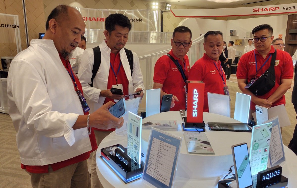 Shinji Teraoka Presiden Direktur Andry AU Senior GM Sales Marketing Sharp Indonesia bersama dealer melihat produk yang dipamerkan._