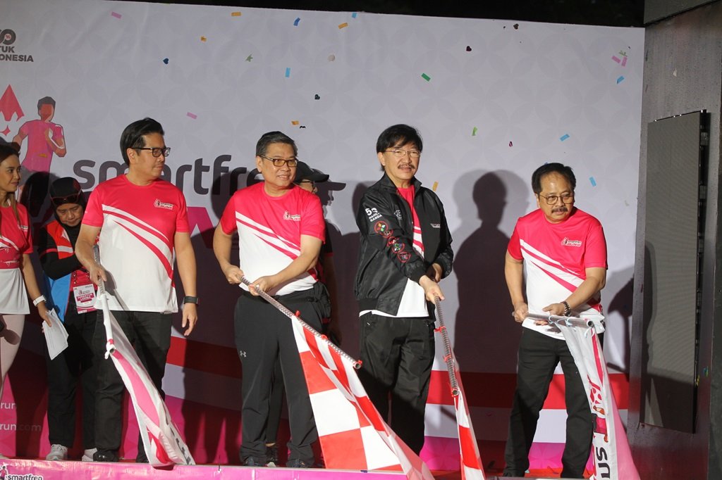 (ki-ka) Ferry Salman, Managing Director Sinar Mas sekaligus Wakil Komisaris Utama Smartfren; Sanny Iskandar, Senior Executive President Office Sinar Mas; Marco Sumampouw, Director Smartfren; Merza Fachys, President Director Smartfren membuka Smartfren Run 2024 yang diikuti oleh ribuan pelari, di Plaza Parkir Timur Senayan, Jakarta, Minggu (7/7)
