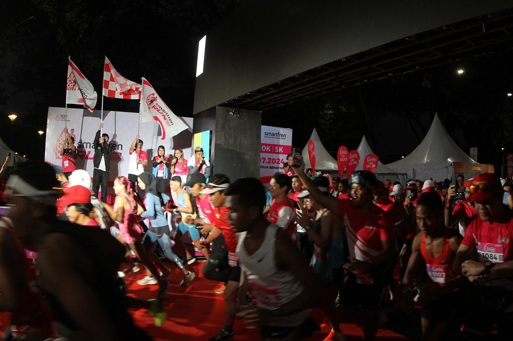 (ki-ka) Ferry Salman, Managing Director Sinar Mas sekaligus Wakil Komisaris Utama Smartfren; Sanny Iskandar, Senior Executive President Office Sinar Mas; Marco Sumampouw, Director Smartfren; Merza Fachys, President Director Smartfren membuka Smartfren Run 2024 yang diikuti oleh ribuan pelari, di Plaza Parkir Timur Senayan, Jakarta, Minggu (7/7)