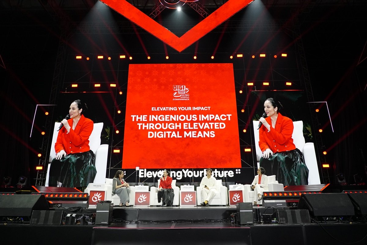 Actress & Ambassador UNDP Indonesia, Chelsea Islan (dua dari kiri); Content Creator Jerhemy Owen (dua dari kanan); dan Founder & CEO of Pable Aryenda Atma (paling kanan) saat menjadi narasumber Elevating Your Impact di Tennis Indoor Senayan, Sabtu (27/7).