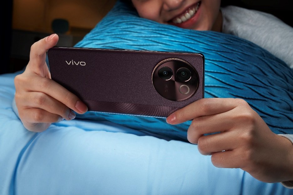 Vivo V30e memberikan pengalaman fotografi smartphone berkat teknologi All New Aura Light Portrait dengan 2X Professional Portrait Mode