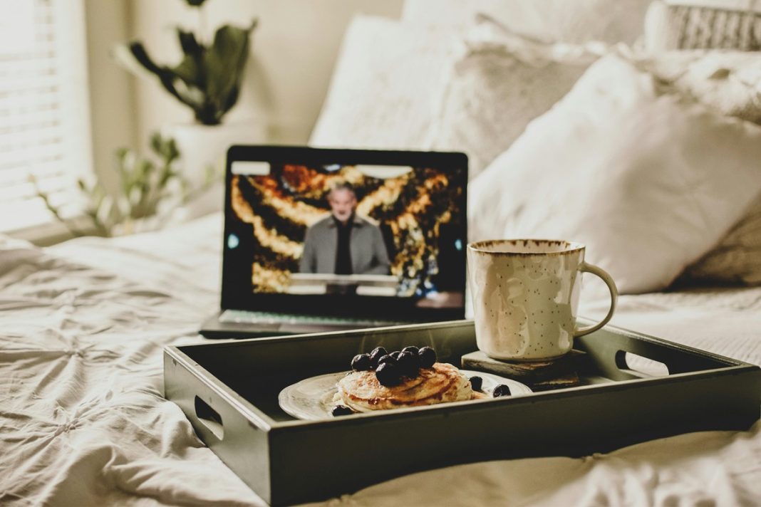 Makin Nyaman, 4 Aksesoris Hp Pelengkap Menonton Streaming Film