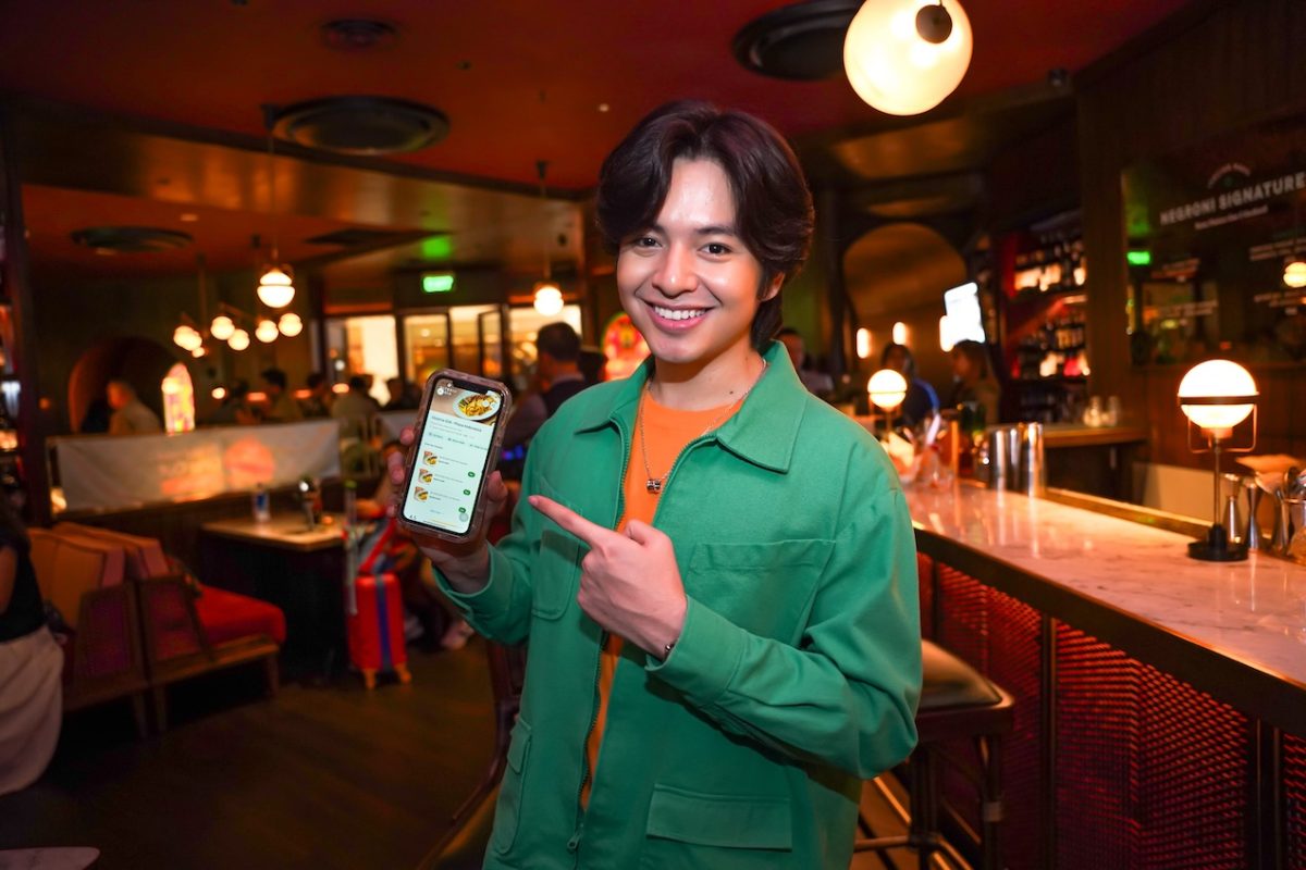 Aktor Angga Yunanda memperlihatkan tampilan GrabFood Dine Out Deals di aplikasi