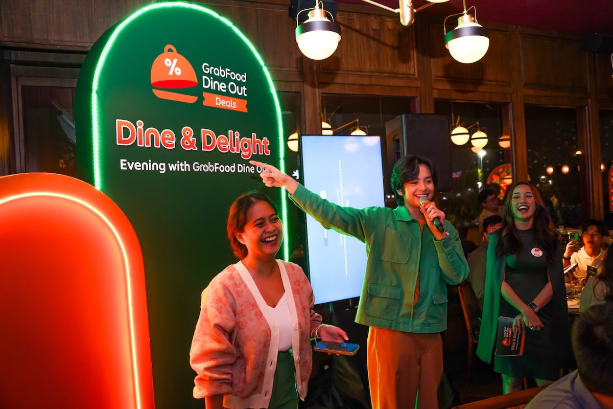 Angga Yunanda (tengah) didampingi Melinda Savitri, Country Marketing Head, Grab Indonesia (kiri) di acara Dine & Delight: Evening with GrabFood Dine Out.