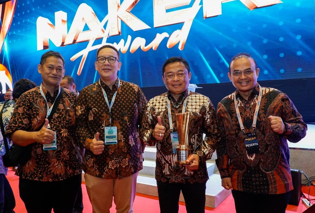Direktur Utama Telkom Ririek Adriansyah (kedua dari kanan) bersama SVP Corporate Communication & Investor Relation Telkom Ahmad Reza (kedua dari kiri), dan SGM Human Capital Strategic Partner Telkom Sendy Aditya Kamesvara (paling kanan) dalam acara Naker Award 2024 di JiExpo Kemayoran Jakarta, Jumat (23/8).