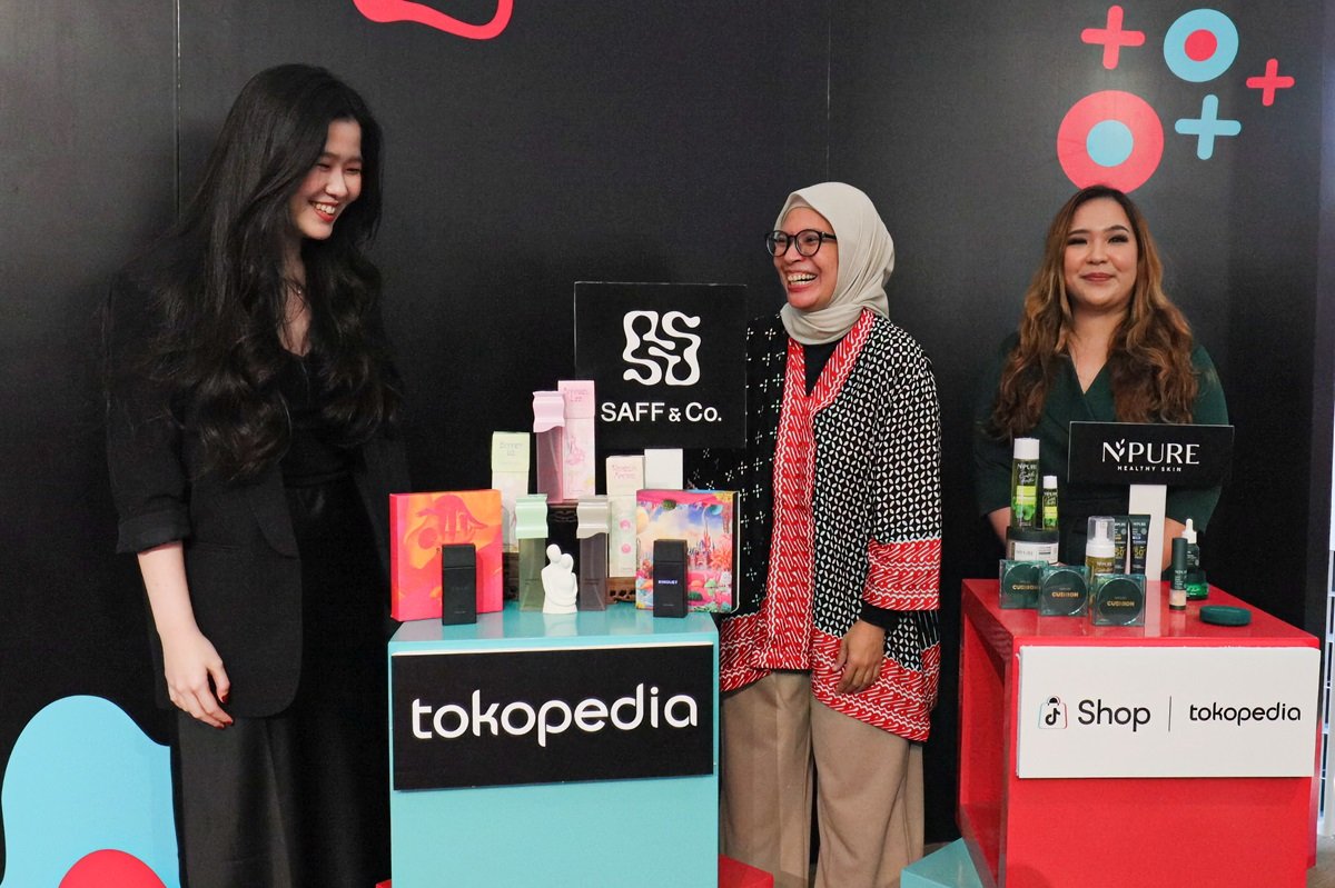 (kiri-kanan) Co-Founder SAFF & Co., Santi Tan bersama Communications Senior Lead Tokopedia and ShopTokopedia, Rizky Juanita Azuz dan Chief Marketing Officer NPURE, Joanne Victoria, pada sesi diskusi Media Workshop Tokopedia dan ShopTokopedia bersama Brand Lokal: Kupas Tuntas Kiat Live Shopping yang Seru di Jakarta, Senin (19/8/2024).
