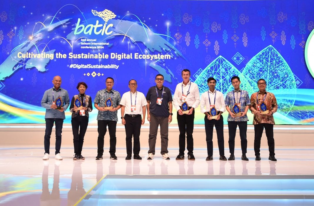 Komisaris Telkom Marcelino Pandin (keempat dari kiri) dan para panelis BATIC 2024 Conference Day hari kedua di Mangupura Hall, The Westin Resort Nusa Dua, Bali, Kamis (29/8).