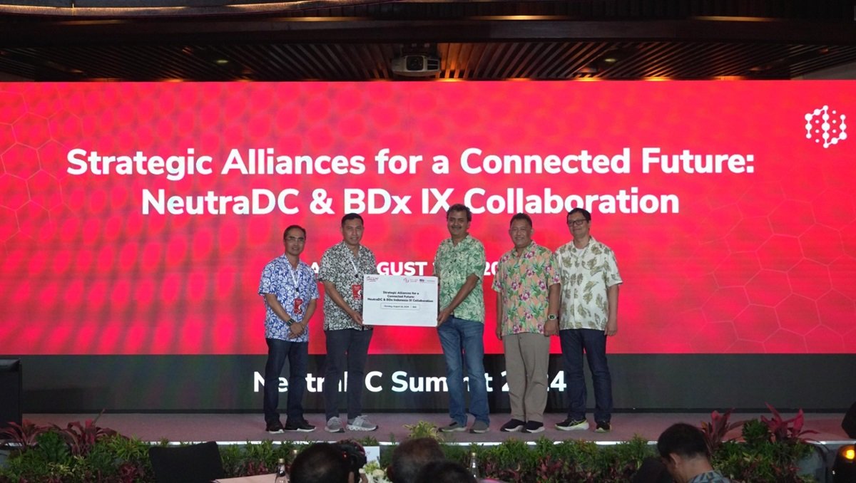 NeutraDC dan BDx Indonesia saat mengumumkan kerja sama Strategic Alliance “NeutraDC and BDx for Internet Exchange Collaboration” di acara NeutraDC Summit 2024. (Kiri ke Kanan) Direktur Group Business Development Telkom Indonesia Honesti Basyir; CEO NeutraDC Andreuw T.h.A.F; CEO BDx Data Centers Mayank Srivastava; Direktur Wholesale & International Service Telkom Indonesia Bogi Witjaksono; CEO Lintasarta Bayu Hanantasena.