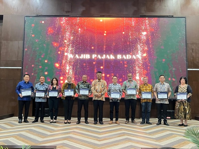 Direktur Utama Finnet Rakhmad Tunggal Afifuddin (kedua dari kiri) menerima penghargaan “Wajib Pajak Dengan Kontribusi Terbesar Tahun Pajak 2023” dari Kantor Direktorat Jenderal Pajak (DJP), beberapa waktu lalu.