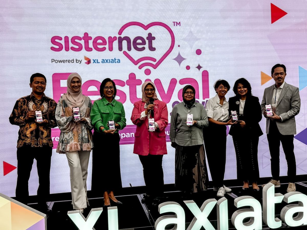 (ki-ka): Asisten Deputi Kemenkop UKM RI, Ali Mashar, Influencer & Founder Nada Puspita Official, Indah Nada Puspita, Country Managing Director Grab Indonesia, Neneng Goenadi, Presiden Direktur & CEO XL Axiata, Dian Siswarini, Asisten Deputi Pengarusutamaan Gender Bidang Sosial dan Budaya KemenPPPA, Eko Novi Ariyanti, Direktur and Chief Entreprise Business & Corporate Affairs Officer XL Axiata, Yessie D. Yosetya, Chair W20 Indonesia, Uli Silalahi, dan Group CEO Arya Noble, Alfons Sindupranata, pada pembukaan Festival Sisternet 2024, Kamis (22/8). Sisternet Festival 2024 ini merupakan implementasi dari komitmen terhadap kemajuan dan kemandirian ekonomi perempuan Indonesia. Program-program yang dihadirkan adalah bentuk dukungan nyata XL Axiata dalam menciptakan ekosistem digital lebih inklusif dan berdaya saing bagi 1 juta Perempuan Indonesia ke depannya.