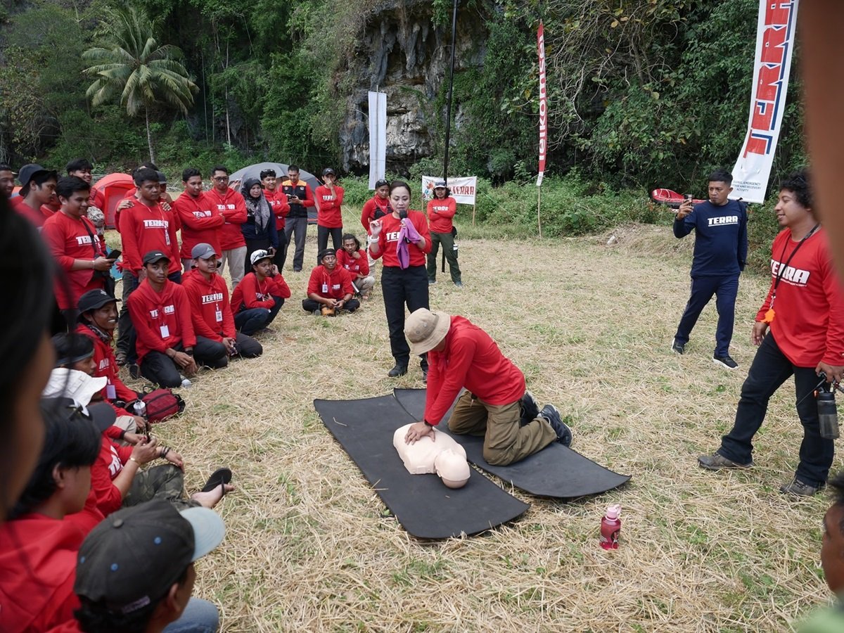 Peserta Gladian PANJI Relawan TERRA mengikuti pelatihan tanggap bencana yang dipimpin oleh Telkomsel di Maros, Sulawesi Selatan, sebagai bagian dari upaya meningkatkan kesiapsiagaan dan kesadaran masyarakat terhadap potensi bencana dan pentingnya kelestarian alam.