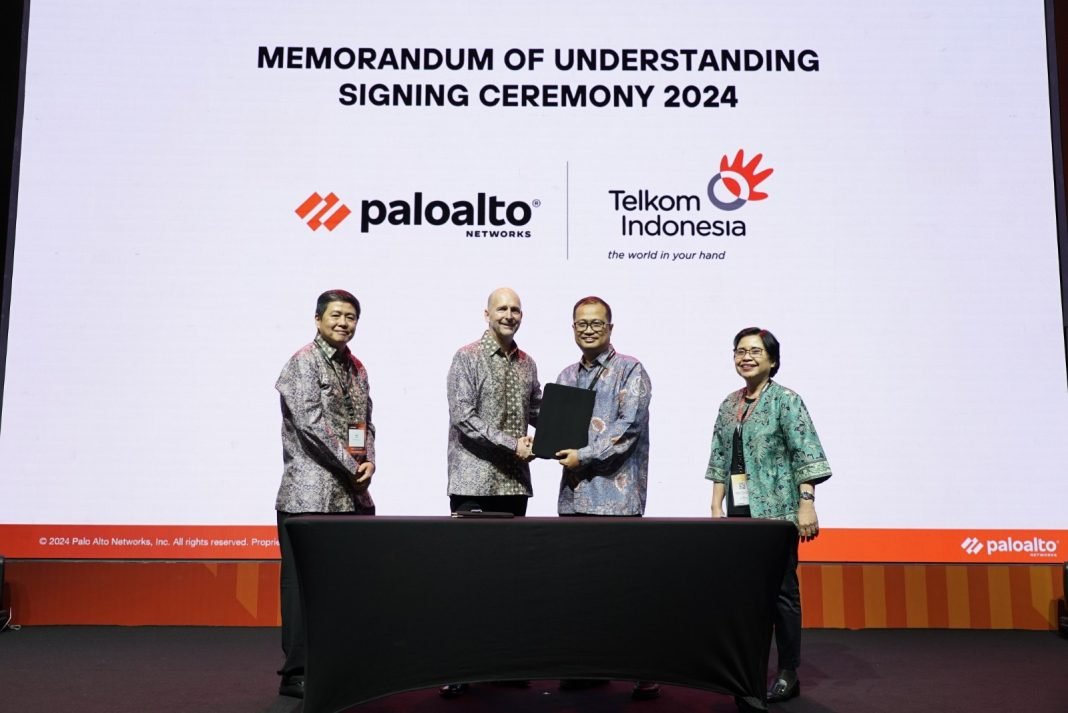 Direktur Strategic Portfolio Telkom Budi Setyawan Wijaya (kedua dari kanan), Direktur Enterprise & Business Service Telkom FM Venusiana R (paling kanan), President of Palo Alto Networks JAPAC Simon Green (kedua dari kiri), dan Country Manager Palo Alto Networks Indonesia Adi Rusli (paling kiri) pada penandatanganan Nota Kesepahaman (MoU) antara Telkom dan Palo Alto Networks, beberapa waktu lalu.