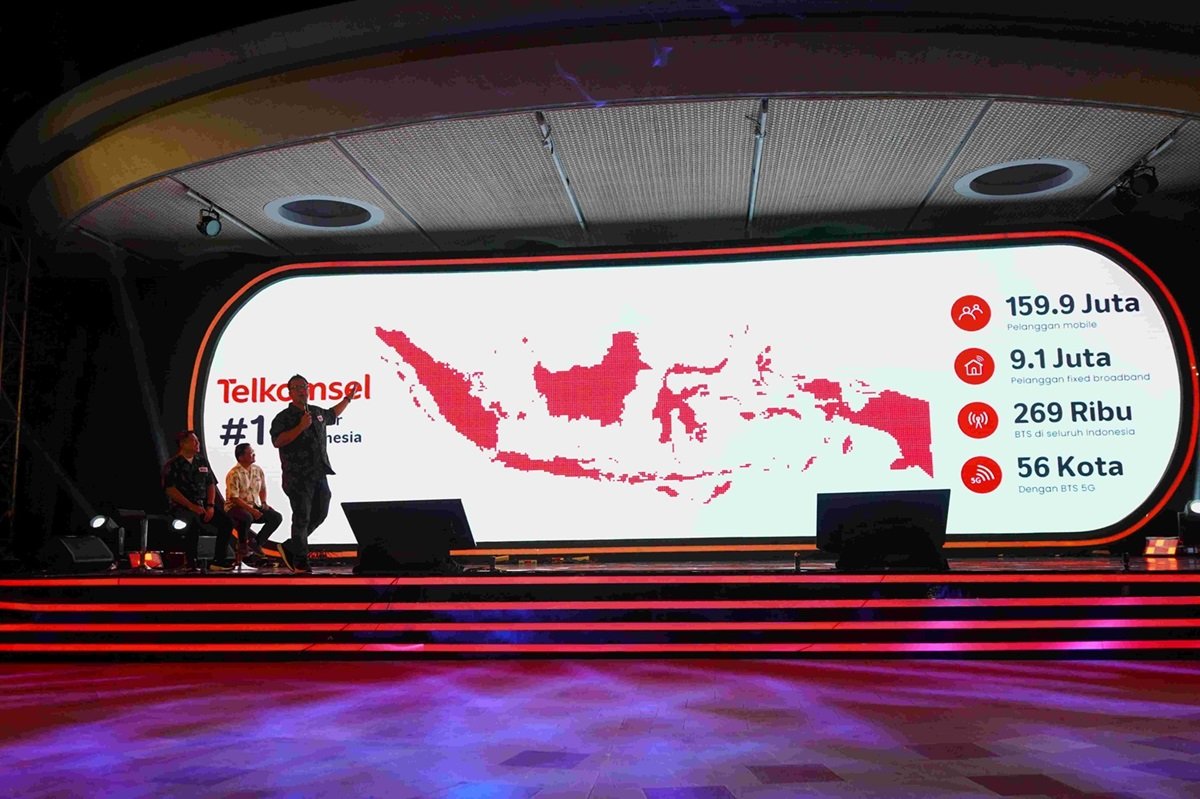 Direktur Sales Telkomsel, Adiwinahyu B. Sigit, mempresentasikan berbagai penawaran menarik yang dirancang khusus untuk mendukung adopsi Hyper 5G di Bali, memberikan nilai tambah bagi pelanggan dalam menikmati teknologi terbaru.