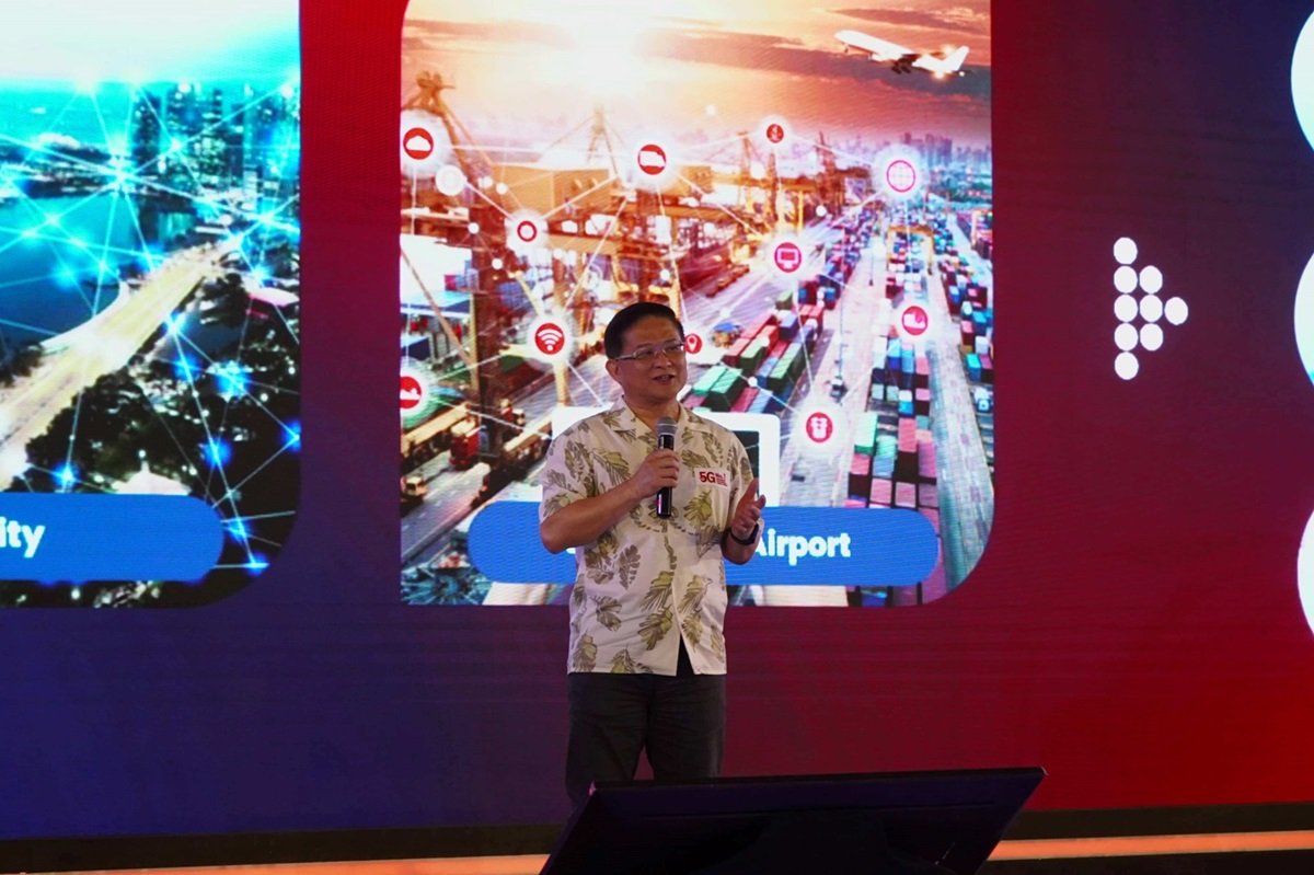 Direktur Planning & Transformation Telkomsel, Wong Soon Nam, memberikan presentasi kepada para tamu dari industri lokal pada acara seremoni ekspansi Hyper 5G di Bali, membahas bagaimana jaringan ini akan menjadi katalisator pertumbuhan digital dan ekonomi di wilayah tersebut.