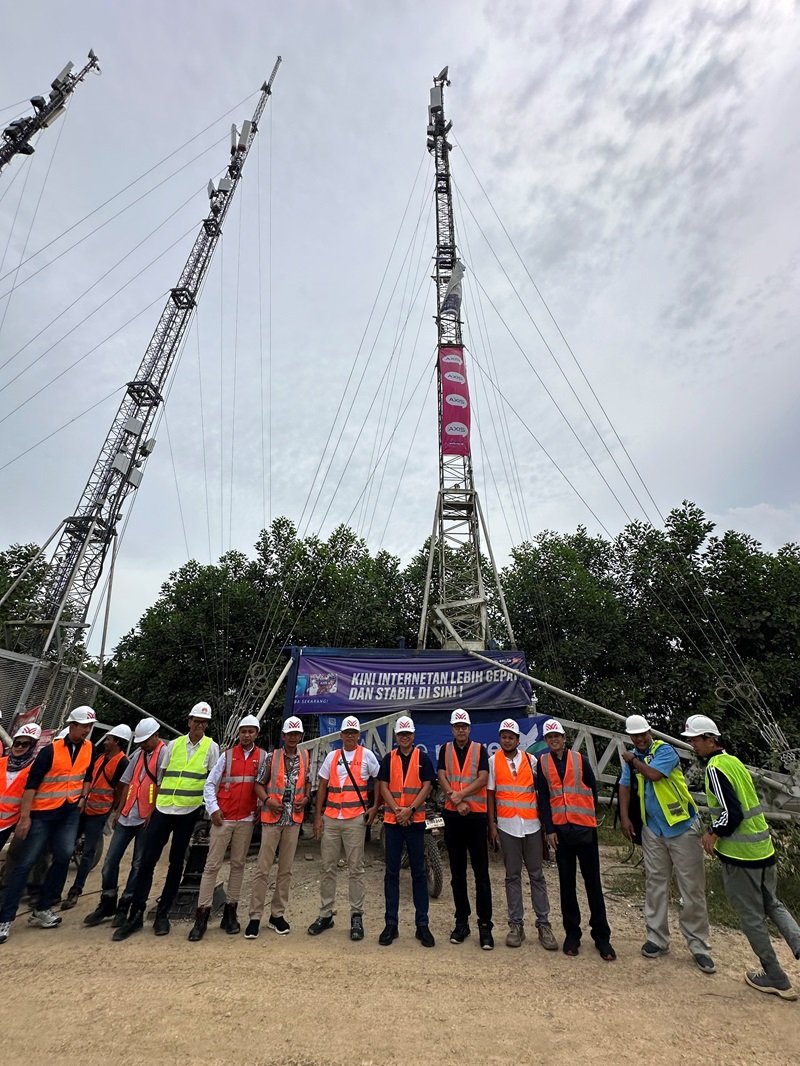 Direktur & Chief Technology Officer XL Axiata, I Gede Darmayusa (keenam kanan) foto bersama tim jaringan di depan MBTS XL Axiata usai meninjau kesiapan jaringan XL Axiata di IKN pada Senin (5/8) lalu. XL Axiata terus meningkatkan kualitas jaringan di area IKN seiring dengan terus meningkatnya trafik layanan, yang dalam setahun terakhir mencapai lebih dari 300%.