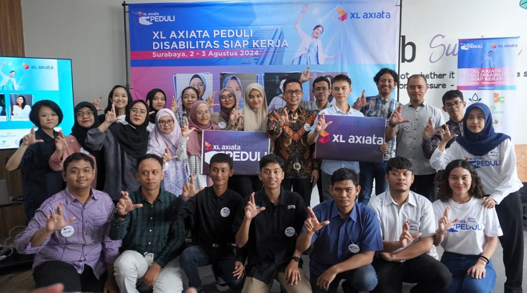 Regional Group Head XL Axiata East Region, Dodik Ariyanto (Tengah Batik) berfoto bersama peserta dan mentor pelatihan pada saat acara pembukaan Pelatihan Disabilitas Siap Kerja di Nutrihub, Surabaya, Jumat (2/8). Pelatihan berikutnya akan dilaksanakan di Medan, Bandung, dan Jakarta. XL Axiata memberikan dukungan kesiapan kerja yang inklusif bagi para penyandang disabilitas agar #JadiLebihBaik.