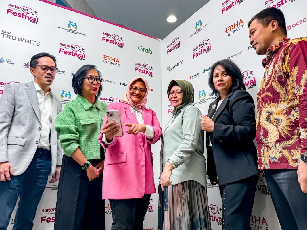 (ki-ka): Group CEO Arya Noble, Alfons Sindupranata, Country Managing Director Grab Indonesia, Neneng Goenadi, Presiden Direktur & CEO XL Axiata, Dian Siswarini, Asisten Deputi Pengarusutamaan Gender Bidang Sosial dan Budaya KemenPPPA, Eko Novi Ariyanti, Chair W20 Indonesia, Uli Silalahi, dan Asisten Deputi Kemenkop UKM RI, Ali Mashar, pada pembukaan Festival Sisternet 2024, Kamis (22/8). Sisternet Festival 2024 ini merupakan implementasi dari komitmen terhadap kemajuan dan kemandirian ekonomi perempuan Indonesia. Program-program yang dihadirkan adalah bentuk dukungan nyata XL Axiata dalam menciptakan ekosistem digital lebih inklusif dan berdaya saing bagi 1 juta Perempuan Indonesia ke depannya.