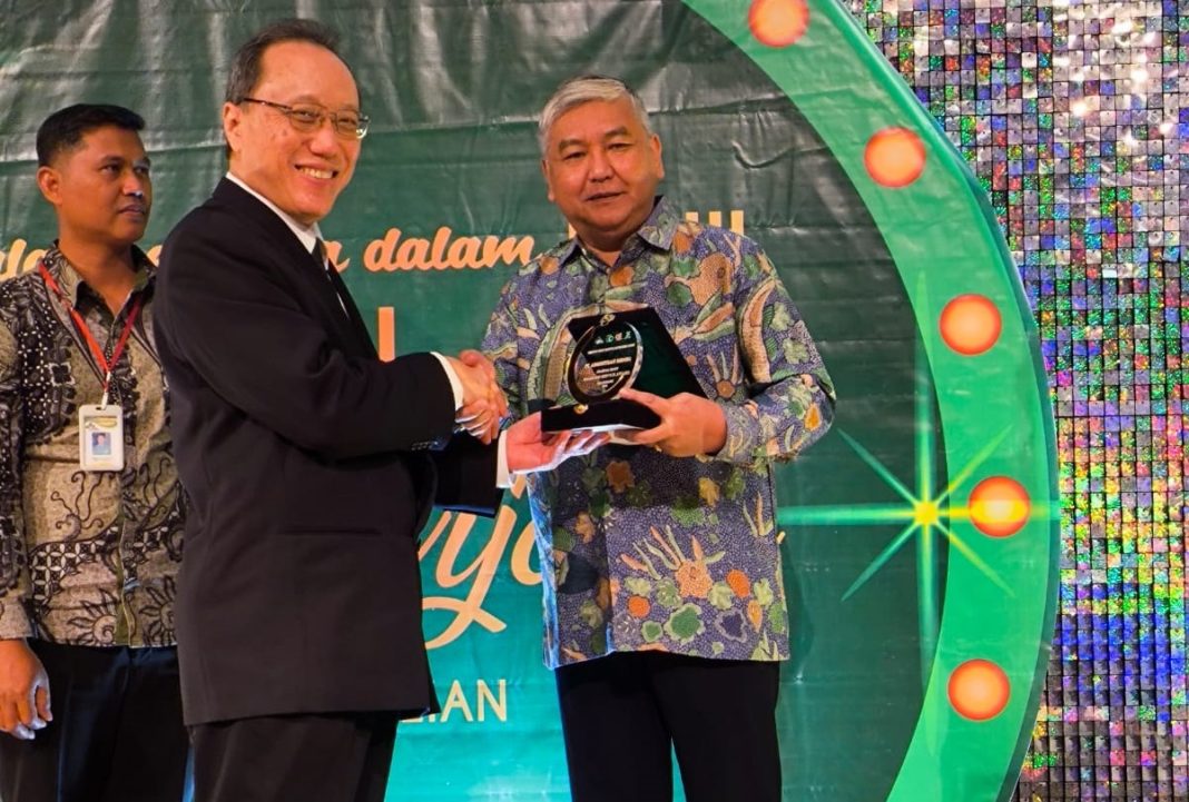 Direktur Eksekutif Charitas Group dr. Paulus S. Sugiarto, Sp. B., M. Kes (Kiri) memberikan anugerah penghargaan dari Charitas Group kepada EGM Operasional AdMedika dr. Rizal Hakim (Kanan) pada acara Gathering rekanan Charitas Group dan HUT ke-7 Charitas Group, beberapa waktu yang lalu.