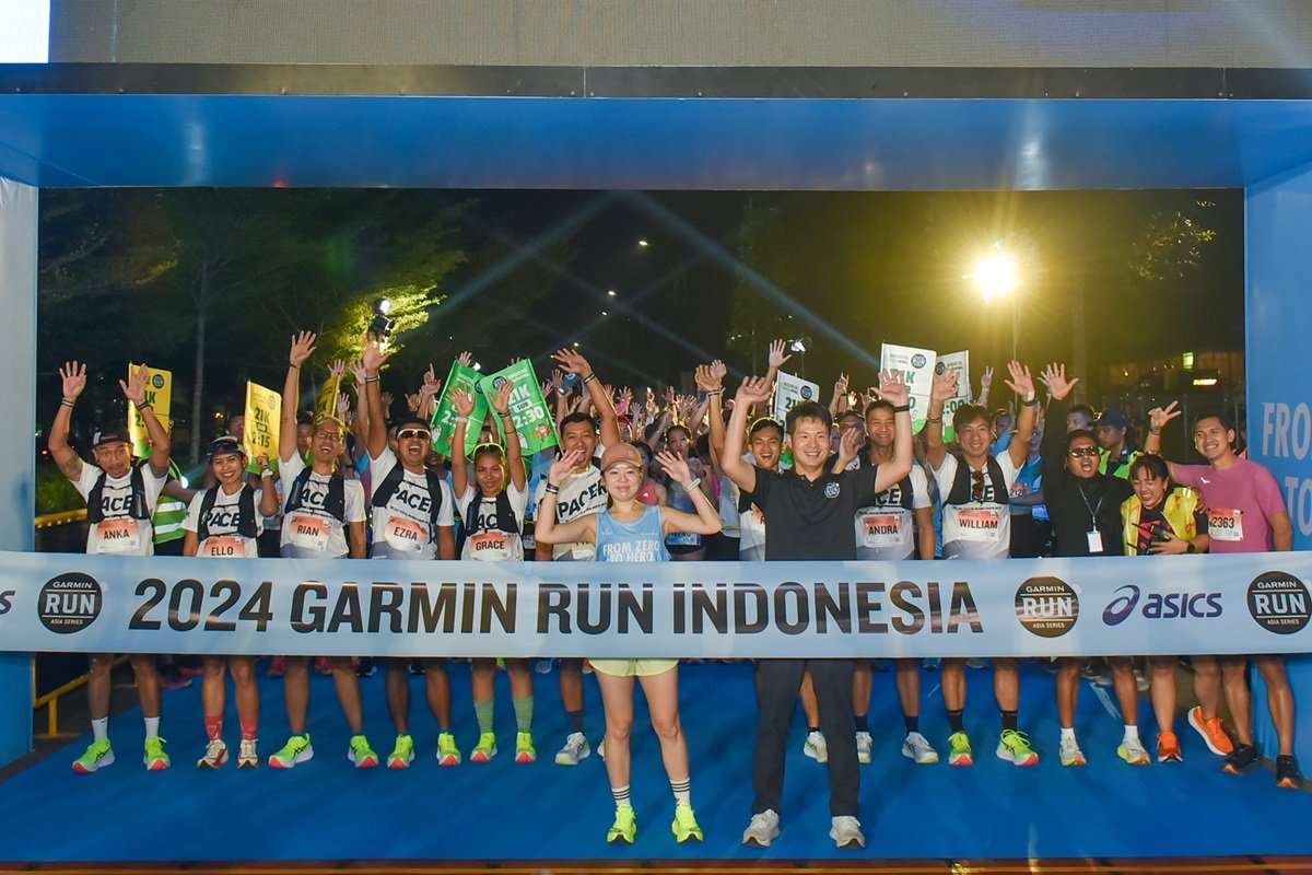 Alicia Cheng, Marketing Manager Garmin Indonesia dan Sky Chen, Regional Director of Garmin South East Asia membuka event Garmin Run Indonesia 2024 - Asia Series