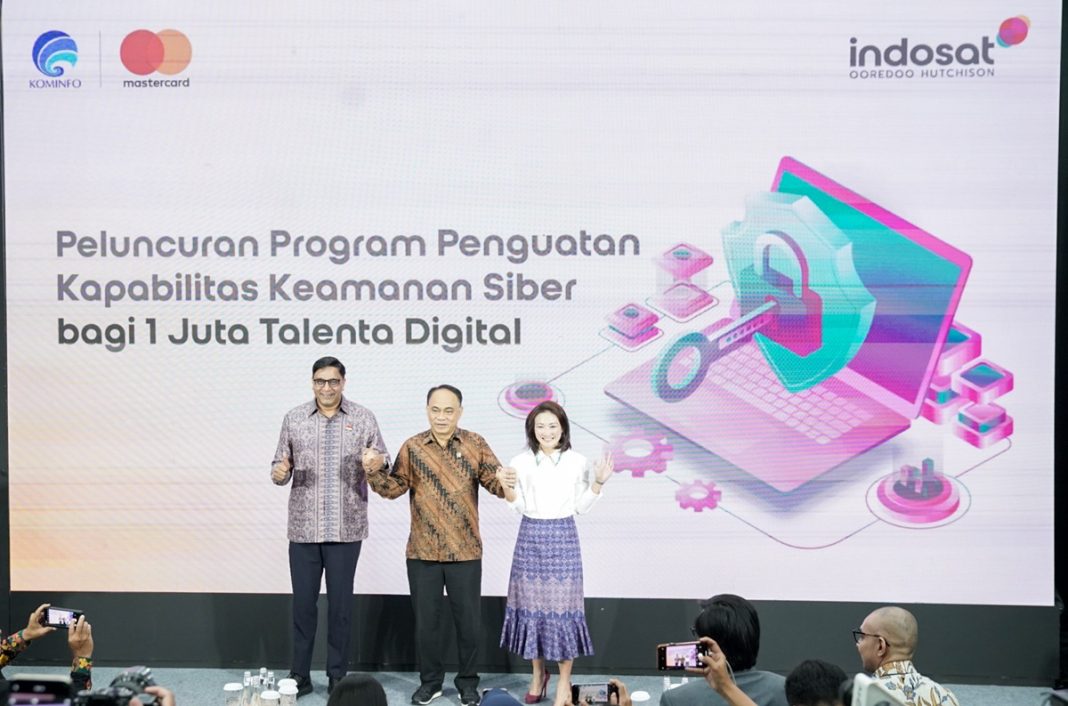 President Director & CEO Indosat Vikram Sinha, Menteri Komunikasi & Informatika RI Budi Arie Setiadi dan Country Manager & President Director Mastercard Indonesia Aileen Goh saat Peluncuran Program Penguatan Kapabilitas Keamanan Siber bagi 1 Juta Talenta Digital yang berlangsung di Jakarta, Rabu (12/09).