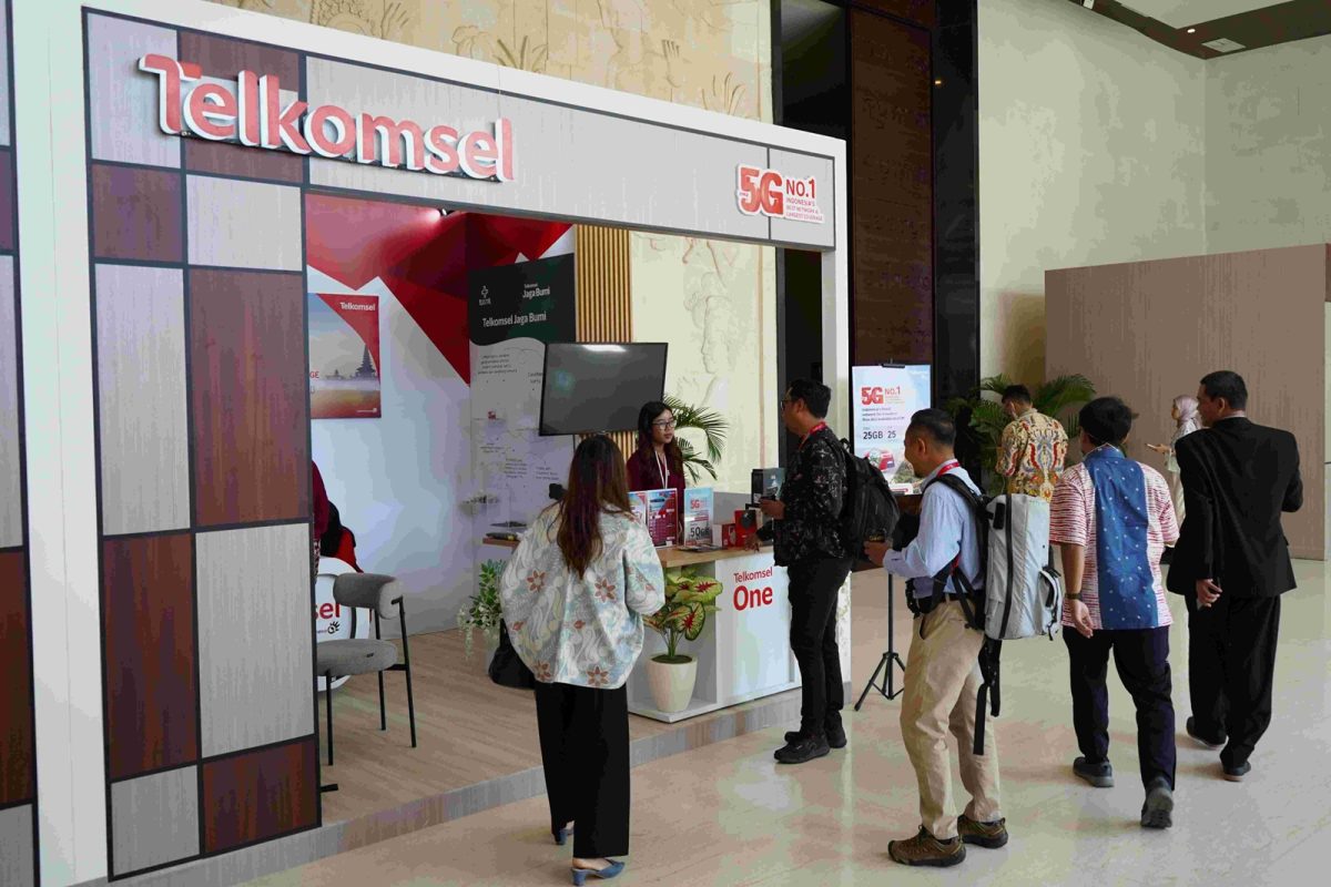 Telkomsel juga telah menyiapkan produk dan pusat layanan pelanggan guna mengoptimalkan kebutuhan komunikasi hingga menunjang pengalaman digital para delegasi mancanegara di beberapa venue utama dan venue pendukung IAF dan HLF MSP 2024 yang siap melayani pembelian eSIM Prabayar Tourist, registrasi kartu, paket data 5G, isi ulang pulsa, pembelian modem Orbit, serta aktivasi eSIM dan layanan 5G.