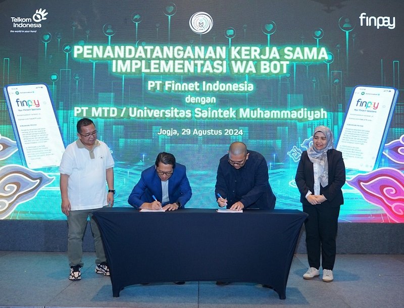 (Kiri ke Kanan) Badan Pembina Harian Saintek Muhammadiyah Indonesia Husni Anriyanto, Direktur Enterprise Business Finnet Aziz Sidqi, Direktur MTD Bambang Priambodo, dan EVP Telkom Regional III Fera Pebrayenti pada saat penandatanganan perjanjian kerja sama solusi WhatsApp Bot untuk komunitas Muhammadiyah bersama PT Mentari Teradaya Digital (MTD), beberapa waktu yang lalu.