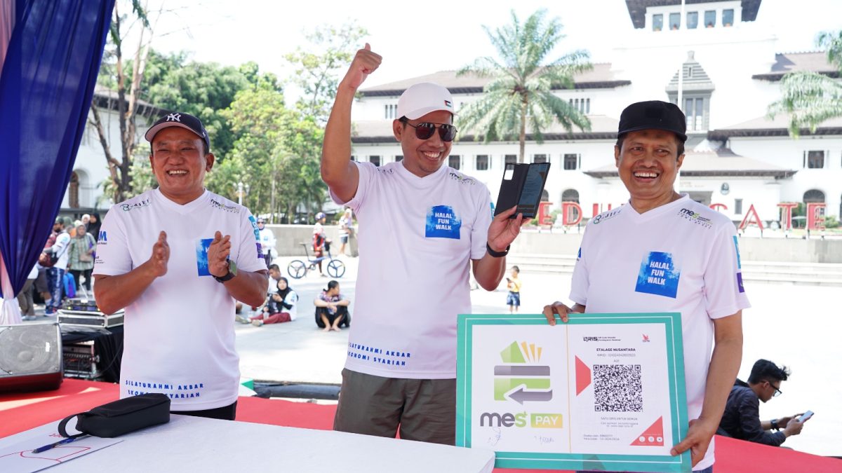 Direktur Utama Finnet Rakhmad Tunggal Afifuddin (Kiri), Sekretaris Umum MES Jabar Dr. Muhammad Hasanuddin, M.Ag (Tengah), Ketua Umum MES Jabar Drs. Harry Maksum, M.H (Kanan) pada penandatanganan Nota Kesepahaman (MoU) dengan Masyarakat Ekonomi Syariah (MES) Jawa Barat untuk mempercepat digitalisasi Usaha Mikro, Kecil, dan Menengah (UMKM) melalui penggunaan layanan QRIS pada, Minggu (8/9).