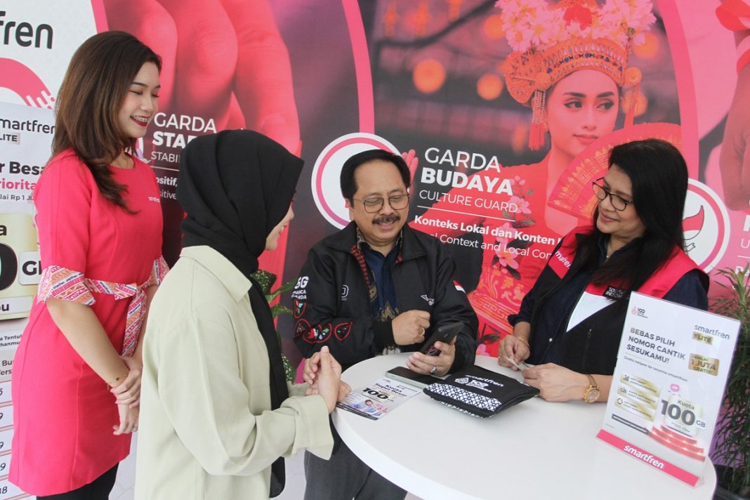 (tiga dari kiri) Merza Fachys, President Director Smartfren, didampingi oleh (empat dari kiri) Rochelle Camasosa, Div. Head of Postpaid & Service Excellence Smartfren, berbincang dengan pelanggan yang datang ke Galeri Smartfren Sabang, Jakarta. Khusus pada Hari Pelanggan dan perayaan HUT ke-17 Smartfren, Rabu (4/9), perusahaan membagikan sejumlah hadiah kepada pelanggan setia. Mulai dari paket data, hingga bingkisan voucer data dan alat rumah tangga.