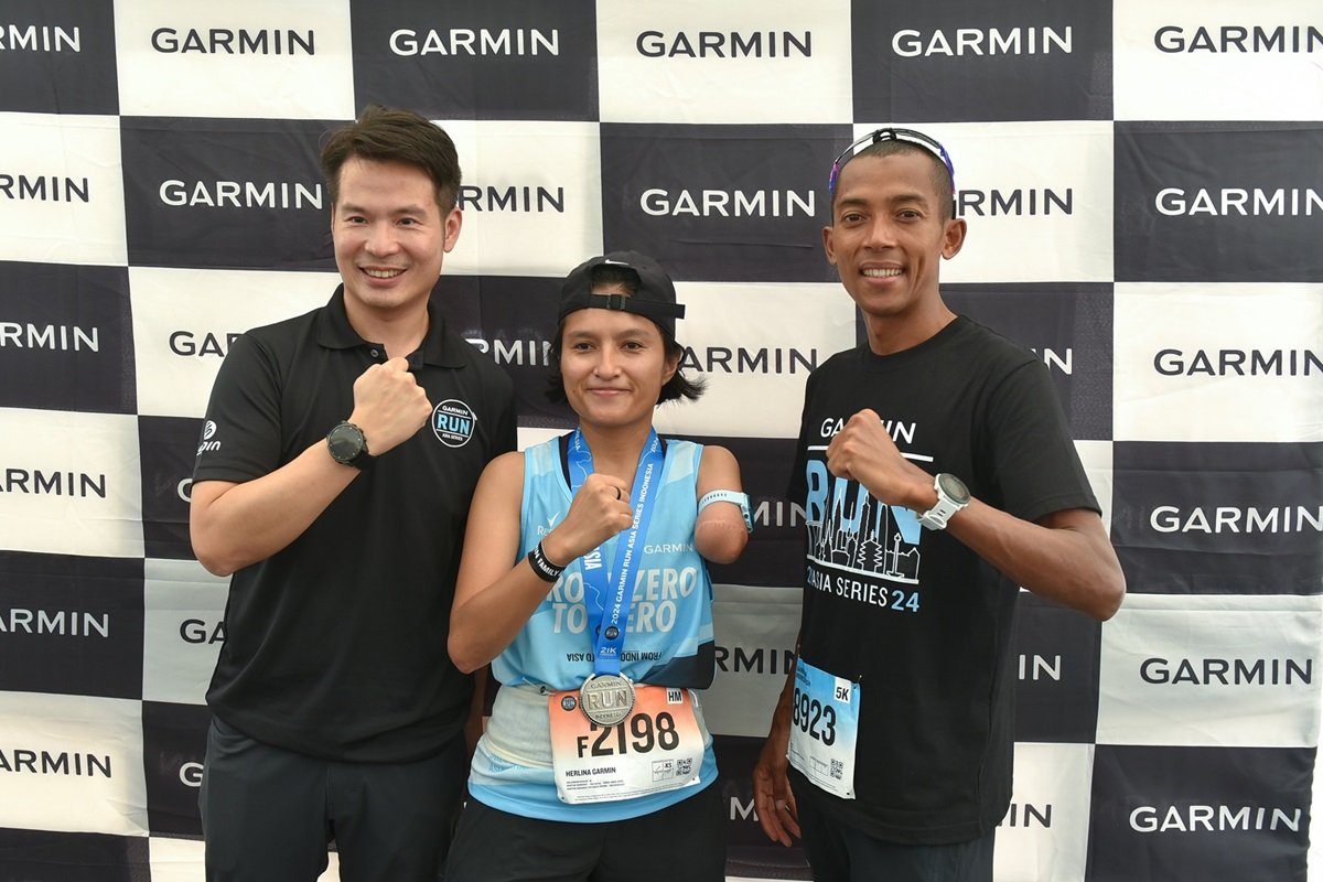 (Kiri-Kanan) Sky Chen, Regional Director of Garmin Southeast Asia_ Herlina Delima Angelina Lumban Gaol, member GRC (Garmin Run Club) Indonesia dan Agus Prayogo, Brand Ambassador Garmin Indonesia