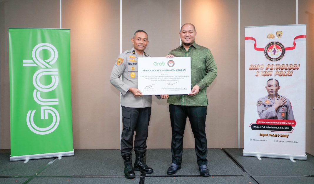 Radhi Juniantino, Director of Trust & Safety and Grab Support, Grab Indonesia (kanan) dan Brigadir Jenderal Polisi Kristiyono, S.I.K., M.Si, Kepala Biro Psikologi SSDM Polri (kiri), pada acara penandatanga