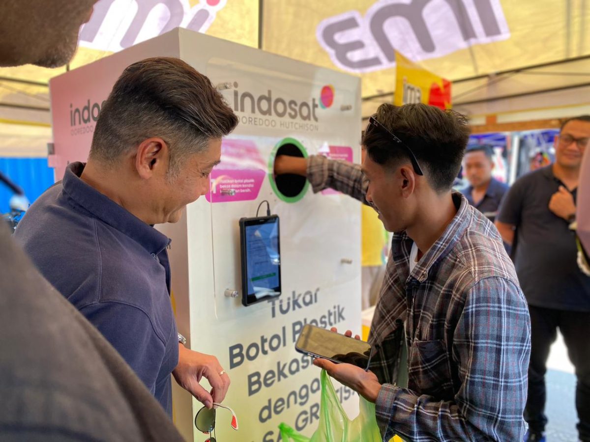 Sebagai bagian dari MotoGP Mandalika 2024, Indosat Ooredoo Hutchison memperkuat upaya pelestarian lingkungan melalui kampanye #TrashFreeRace. Inisiatif ini mendorong penonton acara dan masyarakat setempat untuk berpartisipasi aktif dalam mengurangi limbah plastik selama acara berlangsung. Kampanye ini sejalan dengan program Sampah Jadi Pulsa, yang mengedepankan pengelolaan sampah dengan solusi berbasis teknologi digital. Program yang pertama kali diluncurkan pada tahun 2022 ini merupakan bagian dari tanggung jawab sosial perusahaan (Corporate Social Responsibility/CSR) Indosat di pilar lingkungan. Dengan tujuan mengatasi permasalahan sampah plastik melalui konversi sampah menjadi pulsa bagi masyarakat yang berpartisipasi, inisiatif ini sejalan dengan agenda jangka panjang pembangunan Indonesia, khususnya pada pilar transformasi ekonomi melalui inovasi dan penerapan ekonomi hijau.