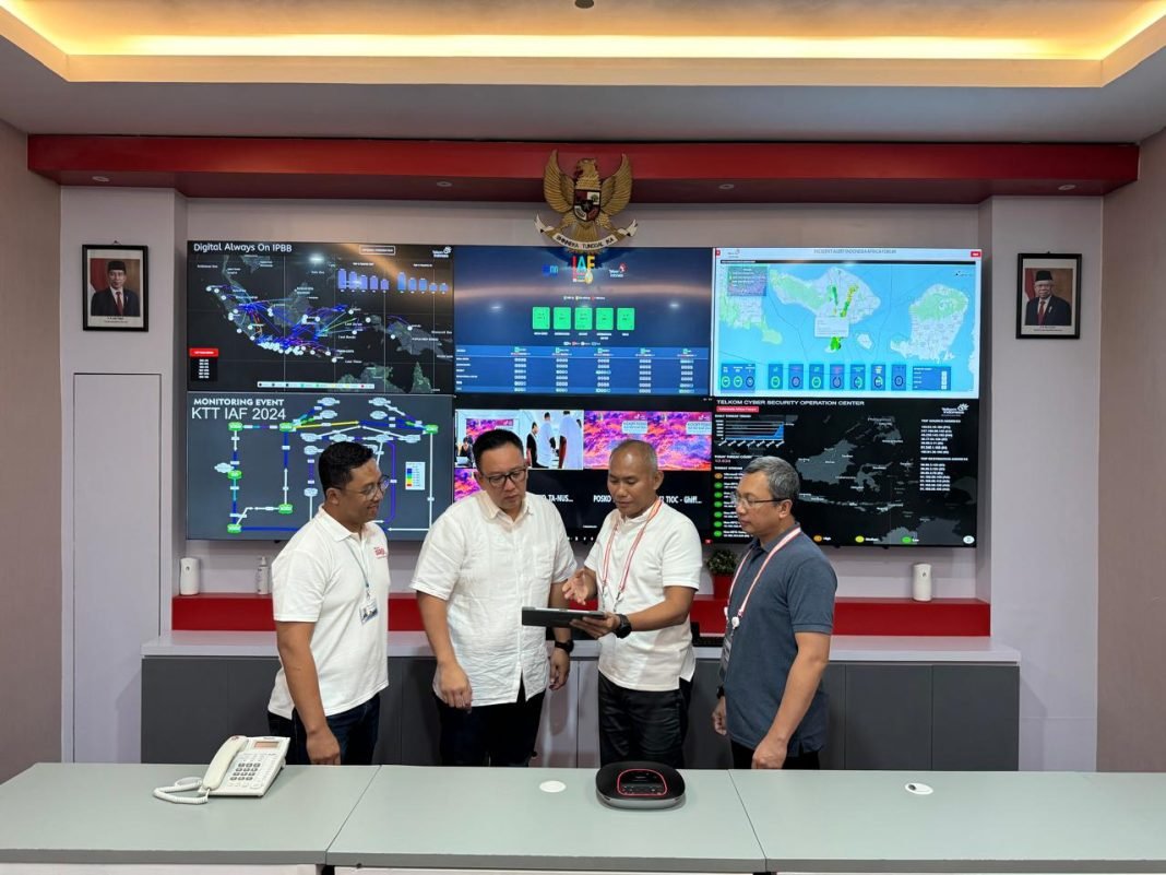 SVP Corporate Communication & Investor Relation Telkom Ahmad Reza (kedua dari kiri), EVP Teritorry III Telkom Infrastruktur Indonesia (TIF) Gaeanri Situmorang (kedua dari kanan), GM Witel Bali Ismono Adi Jatmiko (paling kanan) saat meninjau kesiapan layanan & infrastruktur telekomunikasi yang andal dan prima untuk mendukung gelaran High Level Forum on Multi Stakeholder Partnership & Indonesia Africa Forum 2024 di Posko TelkomGroup STO Nusa Dua, Bali, Sabtu (31/8).