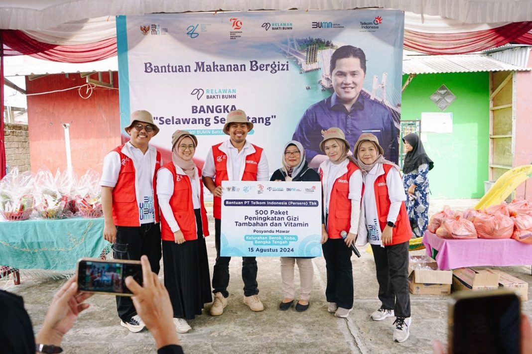 Relawan Bakti BUMN Batch VI menyerahkan 500 paket bantuan peningkatan gizi tambahan dan vitamin pada perwakilan Posyandu Mawar di Desa Namang, Bangka Tengah pada, Kamis (15/8).