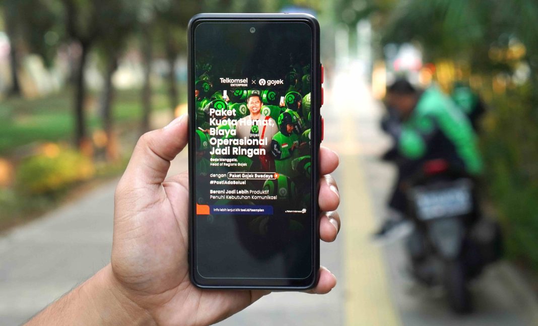 Solusi Paket Swadaya telah mendukung para mitra pengemudi untuk tetap terhubung dengan pelanggan Gojek, dan Number Masking telah meningkatkan privasi dan keamanan data pengguna Gojek dengan menyamarkan nomor telepon dalam setiap interaksi.