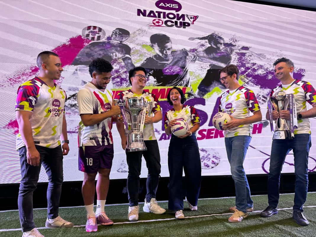 Ki-ka GH Corporate Communication & Sustainability XL Axiata, Reza Zahid Mirza, Timnas Futsal Indonesia, Evan movic, Perwakilian Federasi Futsal Indonesia, Michael V. Sianipar, Head Youth Marketing Communication XL Axiata, Nahdiah Estu Pawestri, Chief Marketing Officer XL Axiata, Alfons Eric Bosch Sansa, Group Head Youtj Segment XL Axiata, Azher Javid dalam acara Grand Opening Turnamen Futsal Axis Nation Cup 2024 di Jakarta, Senin (2/9). Axis kembali menggelar turnamen futsal terbesar tingkat SMA di Indonesia. Axis Nation Cup hadir di 40 kota di Indonesia diikuti oleh 1.650 sekolah dengan total 16.500 atlet dari berbagai sekolah di seluruh Indonesia