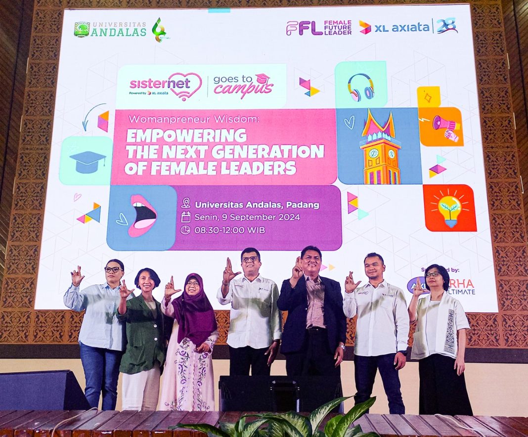 Chief Corporate Affairs XL Axiata, Marwan O. Baasir (tengah), Group Head XL Axiata West Region, Desy Sari Dewi (paling kiri), dan Dr. Ir. Nofialdi, M.Si., kepala UPT Kewirausahaan dan Karir UNAND (ketiga dari kanan) saat acara Program “Sisternet Goes To Campus” di Universitas Andalas (UNAND), Padang, Sumatera Barat yang bertema “Memberdayakan Generasi Pemimpin Perempuan Masa Depan”. XL Axiata mengajak lebih dari 1.500 mahasiswi UNAND membuka wawasannya dan bersama-sama membahas sejumlah isu perempuan, serta menemukan solusinya. Acara dilaksanakan di Auditorium Universitas Andalas Padang, Senin (9/9).