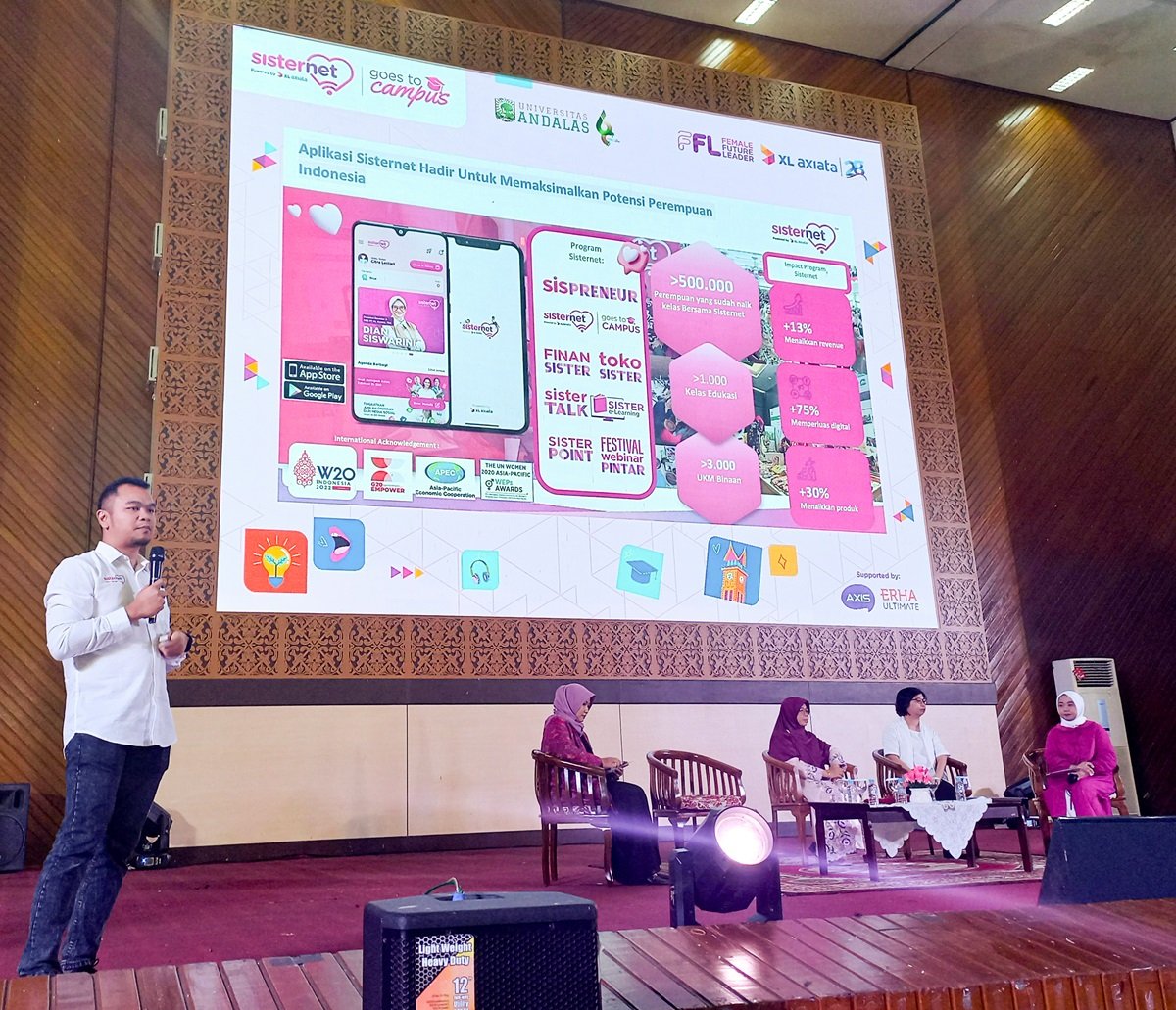 Head Communication Channel and CSR Management XL Axiata, Ahmad Syarief Yudhistira saat menjelaskan Program “Sisternet Goes To Campus” di Universitas Andalas (UNAND), Padang, Sumatera Barat yang bertema “Memberdayakan Generasi Pemimpin Perempuan Masa Depan”. XL Axiata mengajak lebih dari 1.500 mahasiswi UNAND membuka wawasannya dan bersama-sama membahas sejumlah isu perempuan, serta menemukan solusinya. Acara dilaksanakan di Auditorium Universitas Andalas Padang, Senin (9/9).