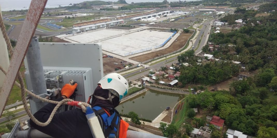 Teknisi jaringan XL Axiata bekerja di atas menara BTS di dekat Sirkuit Mandalika, Kabupaten Lombok Tengah. XL Axiata telah menyiapkan sedikitnya 81 BTS 4G untuk meng-cover seluruh area strategis, mulai dari Bandara Internasional Lombok di Praya hingga kawasan Kuta Mandalika, serta sepanjang bypass BIL-Mandalika.