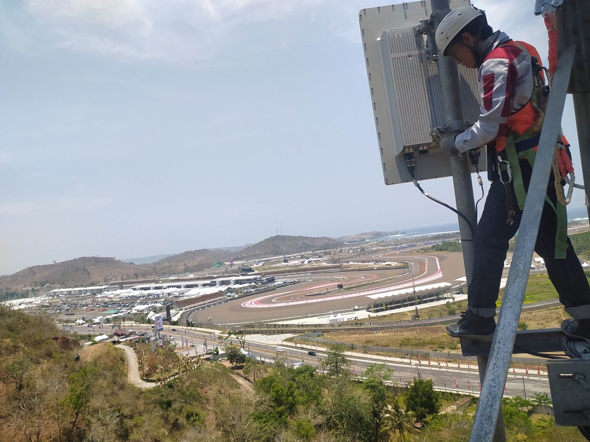 Teknisi jaringan XL Axiata bekerja di atas menara BTS di dekat Sirkuit Mandalika, Kabupaten Lombok Tengah. XL Axiata telah menyiapkan sedikitnya 81 BTS 4G untuk meng-cover seluruh area strategis, mulai dari Bandara Internasional Lombok di Praya hingga kawasan Kuta Mandalika, serta sepanjang bypass BIL-Mandalika.