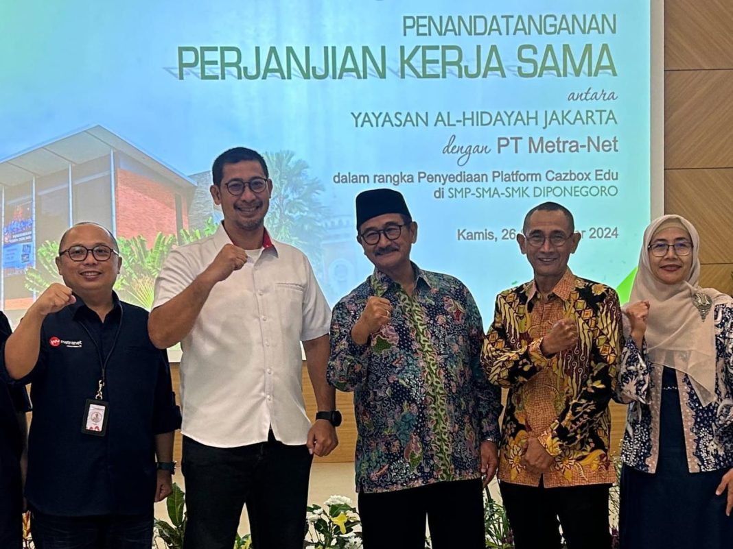 (Dari kiri ke kanan) Head of Sales Cazbox Fajar Arifin, Direktur Bisnis Metranet Faisal Yusuf, Ketua Yayasan Al Hidayah Jakarta Ir. H. Imam Parikesit dan Sekretaris Yayasan Al-Hidayah Jakarta Munib Tabah Hati, M.Pd usai penandatanganan perjanjian kerja sama Cazbox by Metranet dan Yayasan Al Hidayah, beberapa waktu lalu.