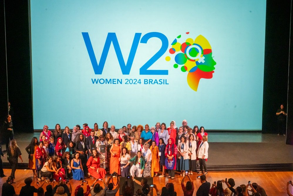 Para delegasi W20 dari berbagai negara pada W20 Summit Brazil, di Rio de Janeiro, 31 September-4 Oktober 2024. Delegasi Indonesia mengusung kebijakan-kebijakan inklusif untuk meningkatkan kesetaraan gender dan memberdayakan perempuan. Kesetaraan gender dan pemberdayaan perempuan adalah isu yang mendesak dan harus menjadi perhatian prioritas bagi seluruh negara, terutama dalam konteks pembangunan global yang berkelanjutan.