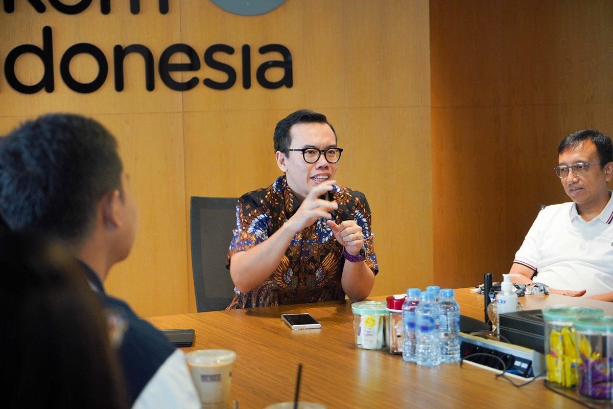 Direktur Digital Business Telkom Muhamad Fajrin Rasyid didampingi VP Digital Business Strategy and Governance Riza A. N. Rukmana saat memberikan pesan motivasi kepada peserta Digistar Class.