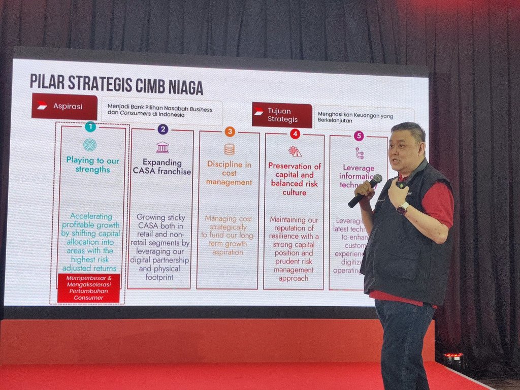 Direktur Consumer Banking Bank CIMB Niaga Noviady Wahyudi pada acara CIMB Niaga Jurnalisme Inspiratif: Journalist Class & Workshop di Bogor pada Kamis (24/10/2024). 