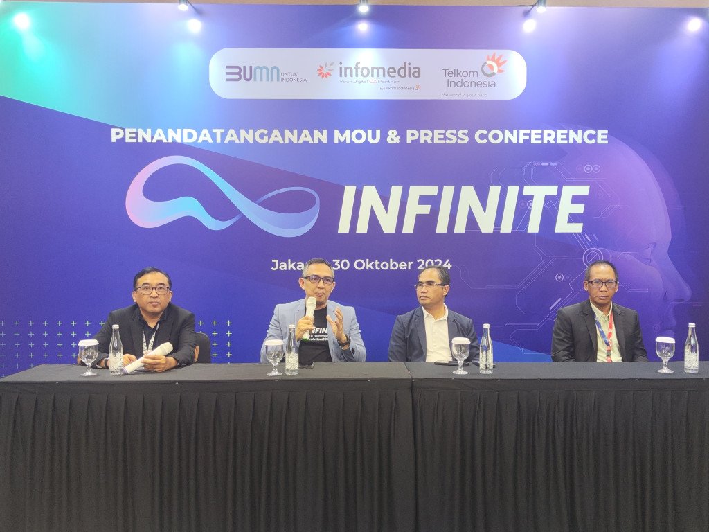 Kiri-Kanan: Andri Herawan Sasoko - VP Corporate Communication Telkom Telkom; Eddy Sofryano - Direktur Utama Infomedia; Honesti Basyir - Direktur Group Business Development Telkom; Komang Budi Aryasa - EVP Digital Business and Technology Telkom