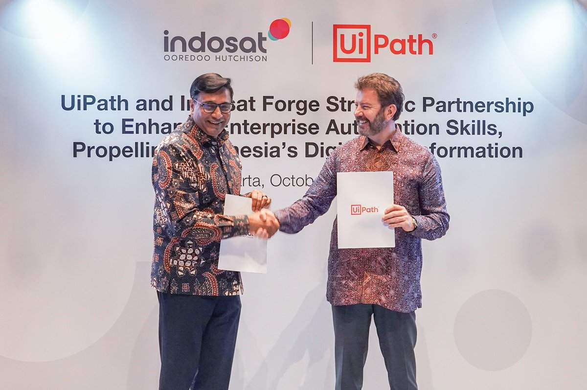 (Ki-ka) Vikram Sinha, President Director and CEO Indosat Ooredoo Hutchison dan Daniel Dines, Founder and Chief Executive Officer at UiPath