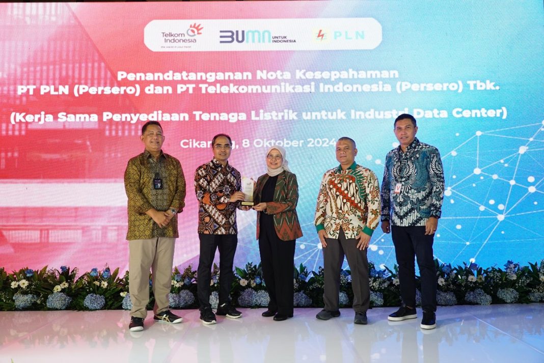 (Kiri ke Kanan) Direktur Wholesale and International Service Telkom Bogi Witjaksono, Direktur Group Business Development Telkom Honesti Basyir, Direktur Retail dan Niaga PLN Edi Srimulyanti, ? ?EVP Penjualan dan Pelayanan Pelanggan Enterprise PLN Nayusrizal, dan CEO NeutraDC Andreuw Th.A.F pada acara penandatanganan nota kesepahaman antara PT Telkom Indonesia (Persero) dan PT PLN (Persero) untuk Kerja Sama Penyediaan Tenaga Listrik untuk Industri Data Center yang berlangsung pada Selasa, (8/10).