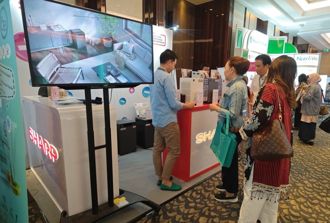 Para Dokter Mengunjungi Booth Display Air Purifier