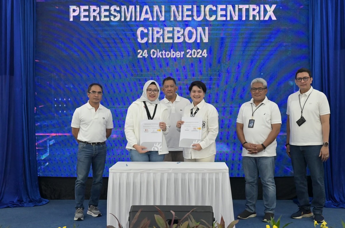 SM Regional Wholesale Service Telkom Regional II Ekadiah Finandiarsi (depan, kiri) dan VP Sales Marketing PT Integrasi Jaringan Ekosistem, Sandra Febria (depan, kanan) usai penandatanganan Berita Acara Kesepakatan Penggunaan Layanan Data Center neuCentrIX Cirebon, disaksikan Direktur Group Business Development Telkom Honesti Basyir (belakang, paling kiri), Direktur Wholesale & International Service Telkom Bogi Witjaksono (belakang, kedua dari kiri), Direktur Network & IT Solution Telkom Herlan Wijanarko (belakang, kedua dari kanan), dan EVP Telkom Regional II E. Kurniawan (belakang, paling kanan) di Cirebon, beberapa waktu lalu.