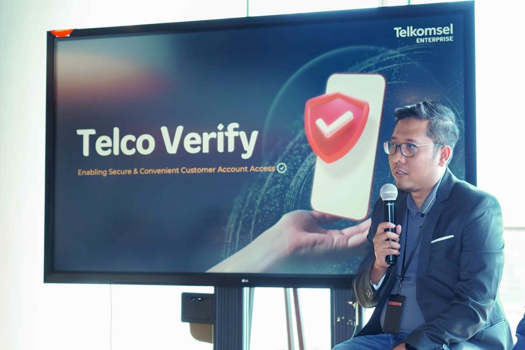 GM Data Solutions API Business Telkomsel, Aulia R. Amin, menjelaskan kemampuan Telco Verify mengurangi kemungkinan pengambilalihan akun melalui social engineering ataupun pembagian kode OTP yang tidak disengaja dengan proses autentikasi identitas secara otomatis tanpa kata sandi atau kode OTP, meminimalkan potensi kerugian finansial dan reputasi.