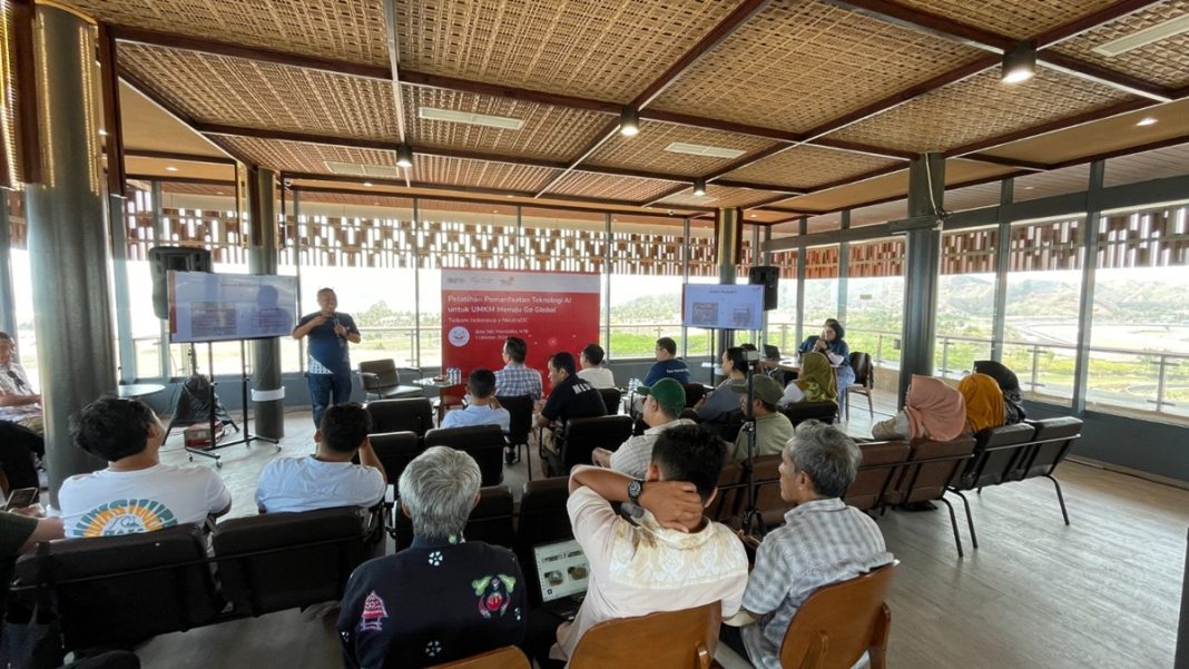 Para peserta UMKM Lombok saat mengikuti pelatihan “Pemanfaatan Teknologi AI untuk UMKM Menuju Go Global” yang digelar oleh Telkom Indonesia melalui NeutraDC, di Bale 360, Mandalika, Lombok, NTB, Senin, 1 Oktober 2024.